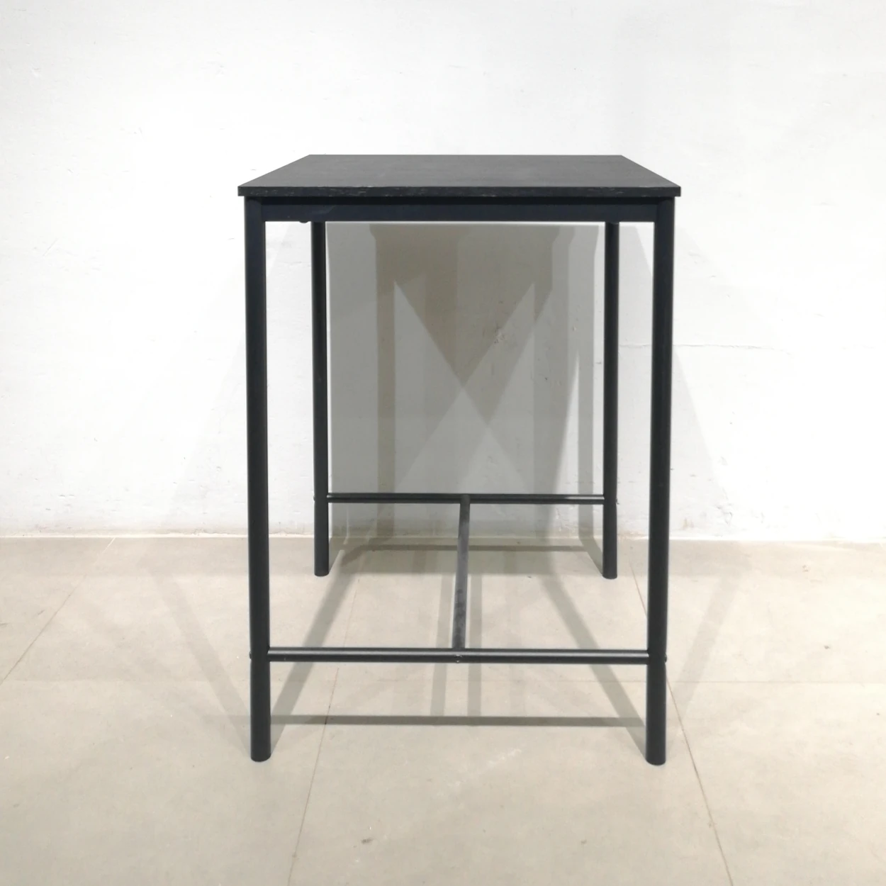 Taula alt negra 67x67x92cm procedent d'una empresa en tancament