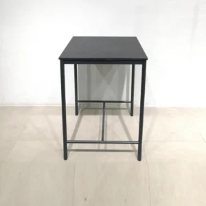 Taula alt negra 67x67x92cm procedent d'una empresa en tancament