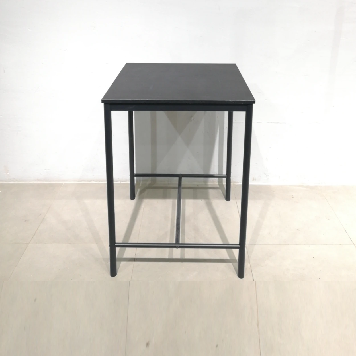 Mesa alta negra de 67x67x92 cm procedente de una empresa en cierre