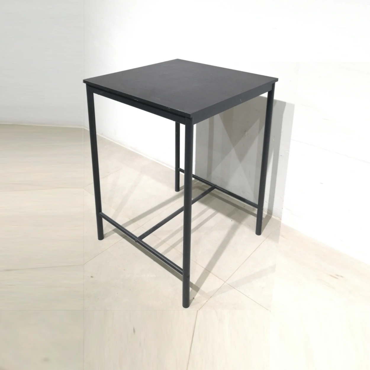 Taula alt negra 67x67x92cm procedent d'una empresa en tancament