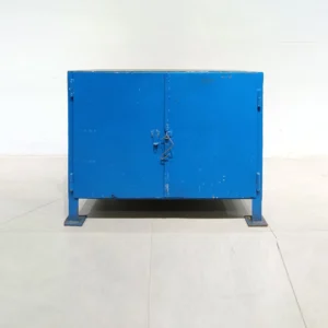Banc de treball amb armari de 100x71x80cm procedent d'una empresa en tancament