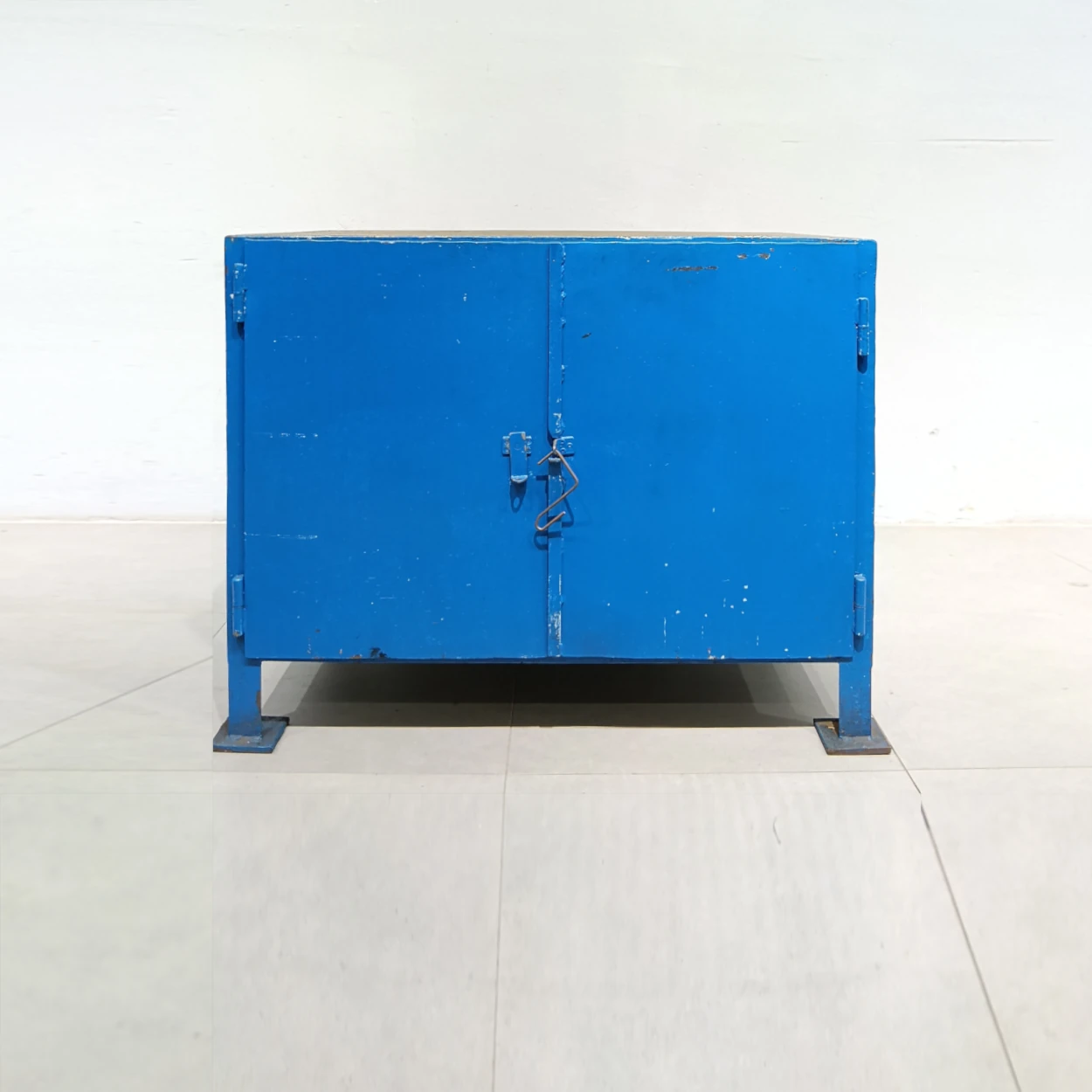 Banc de treball amb armari de 100x71x80cm procedent d'una empresa en tancament