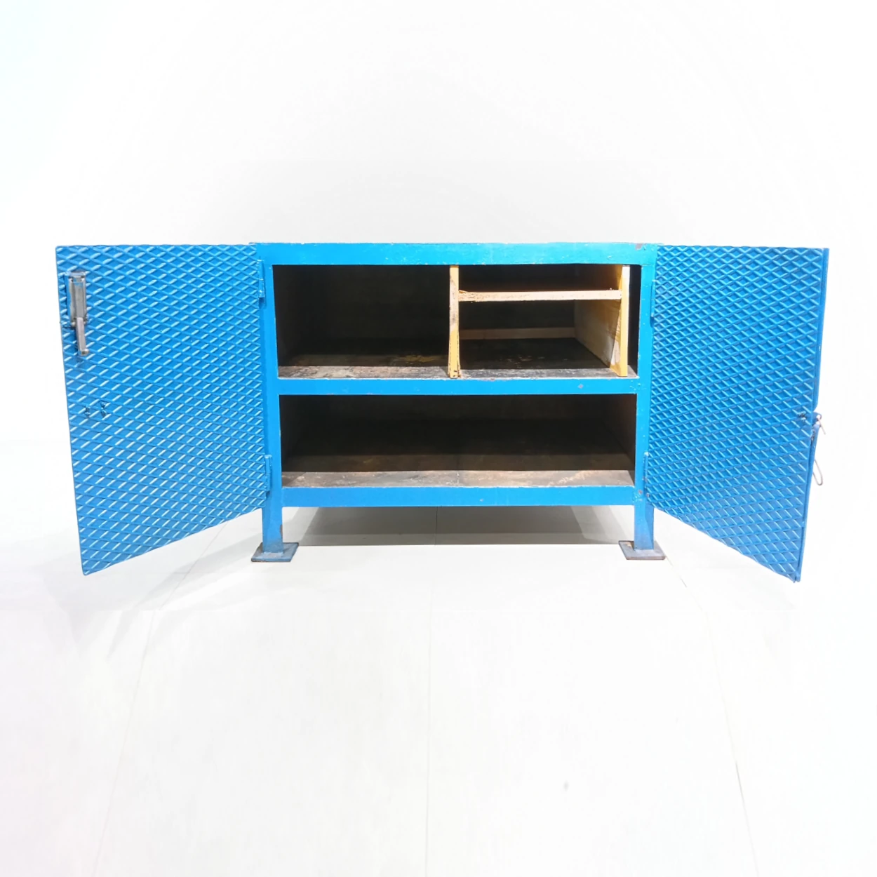 Banc de treball amb armari de 100x71x80cm procedent d'una empresa en tancament
