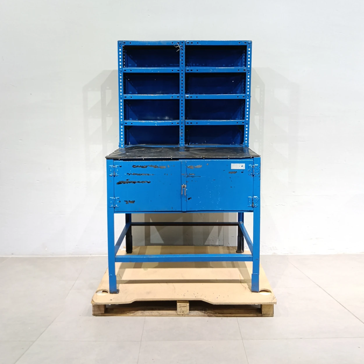 Banc de treball de 100x72x172cm procedent d'una empresa en tancament