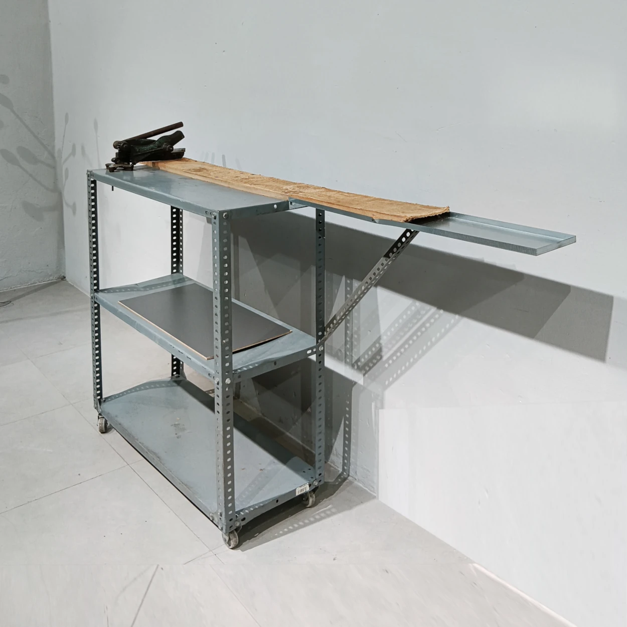 Banc de treball amb cisalla 200x40x111cm procedent d'una empresa en tancament