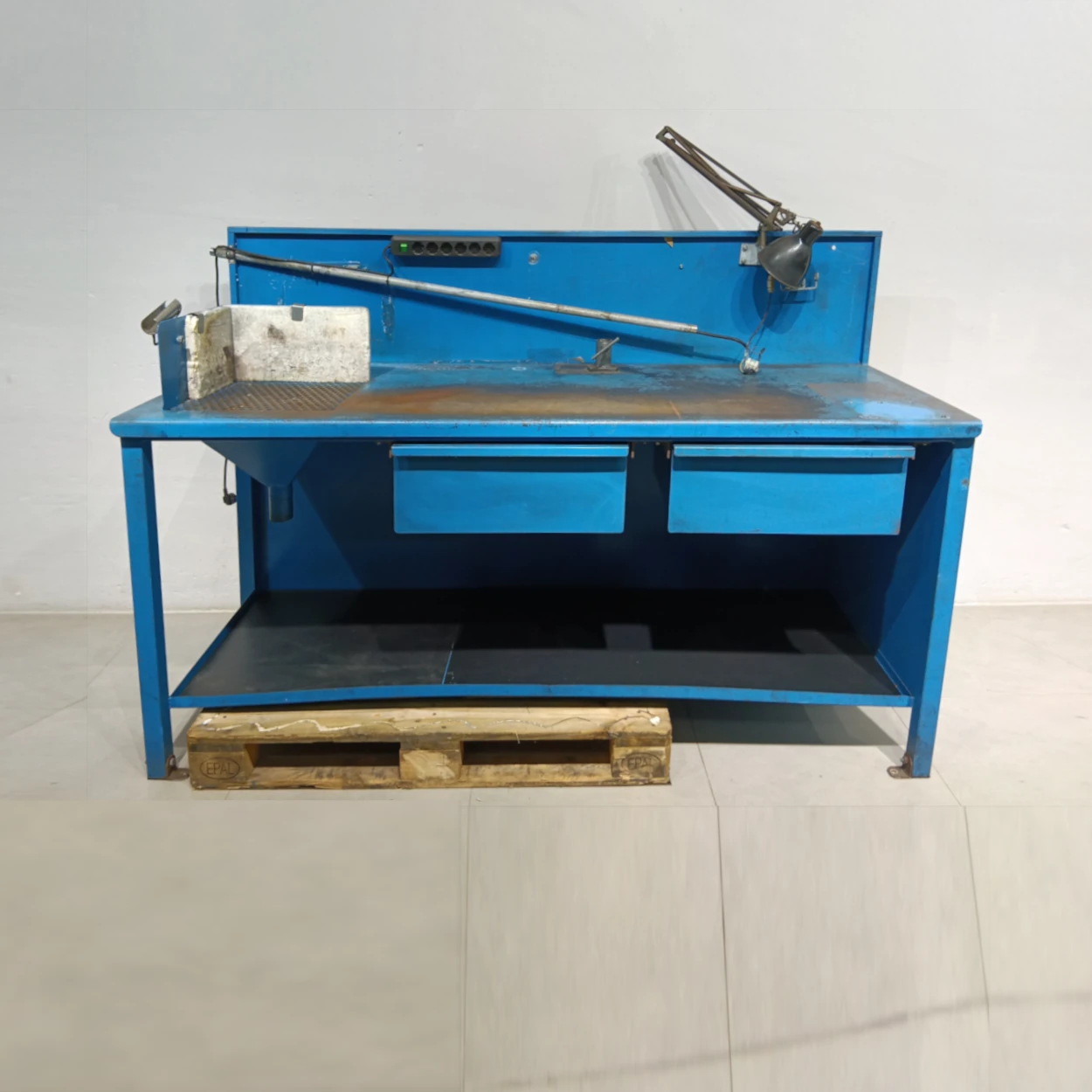 Banc de treball de 201x75x131cm procedent d'una empresa en tancament