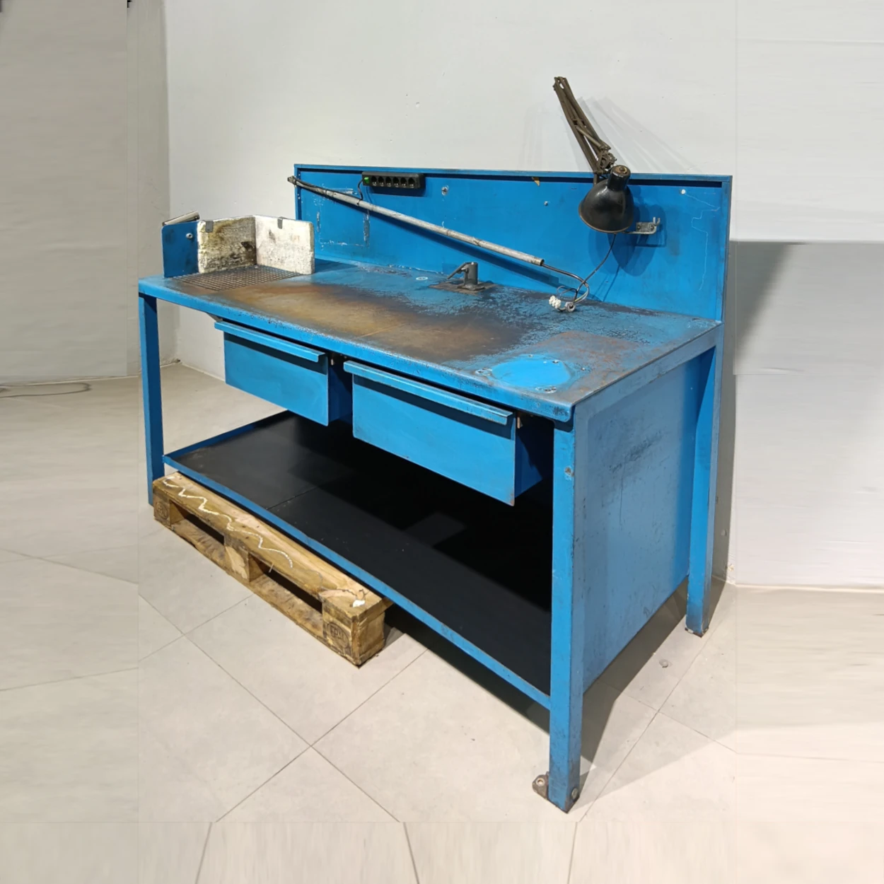 Banc de treball de 201x75x131cm procedent d'una empresa en tancament