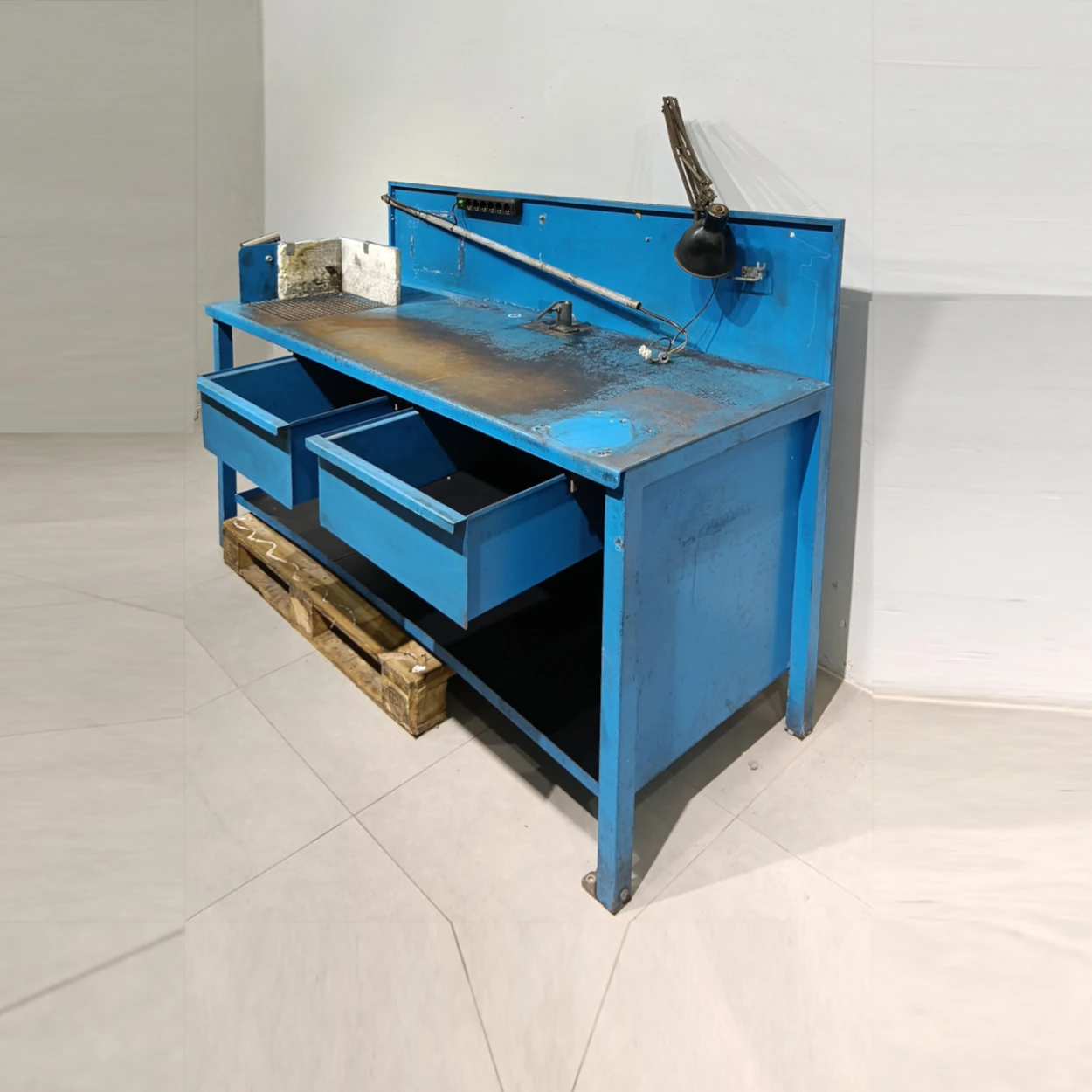 Banc de treball de 201x75x131cm procedent d'una empresa en tancament