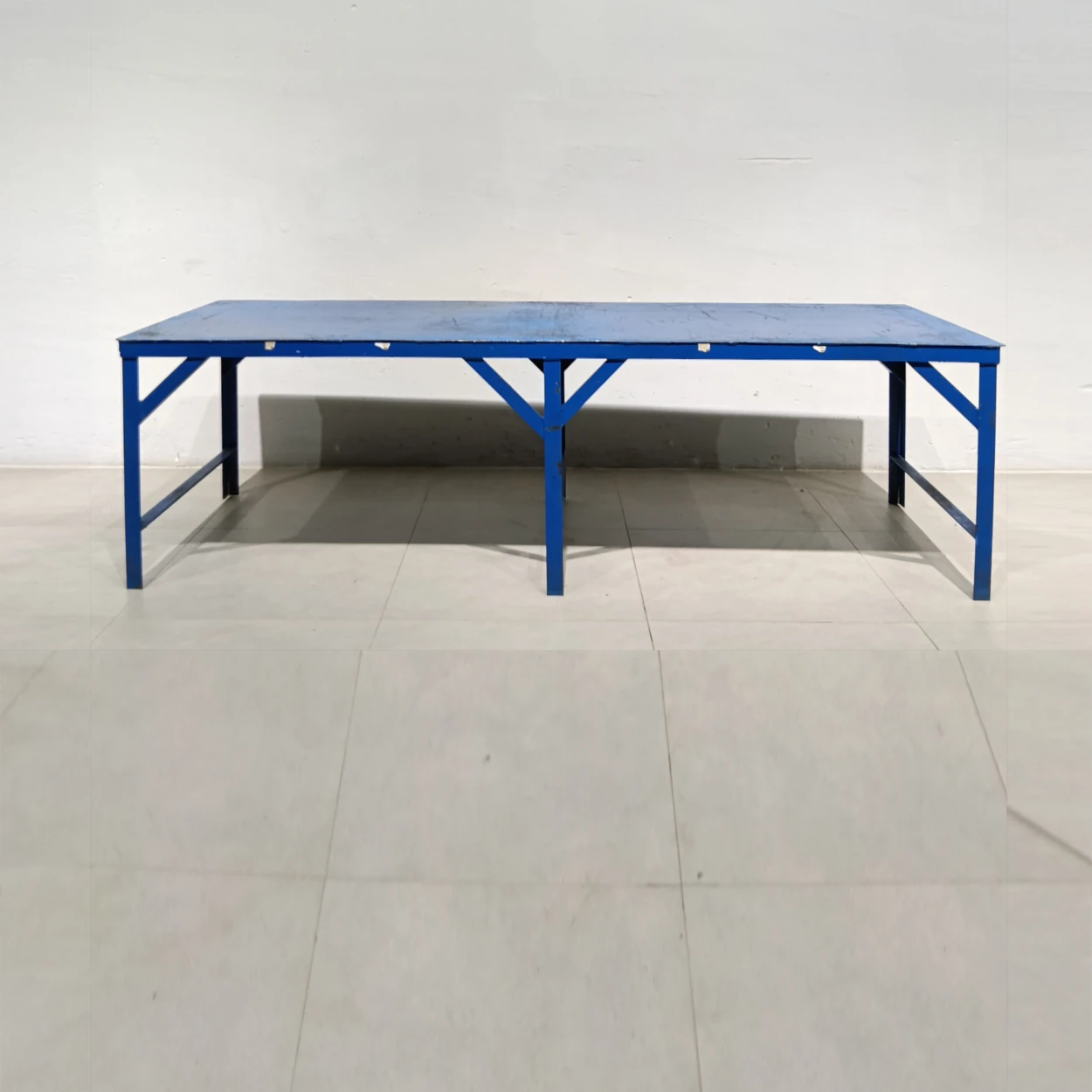 Banc de treball de 210x44x60cm procedent d'una empresa en tancament