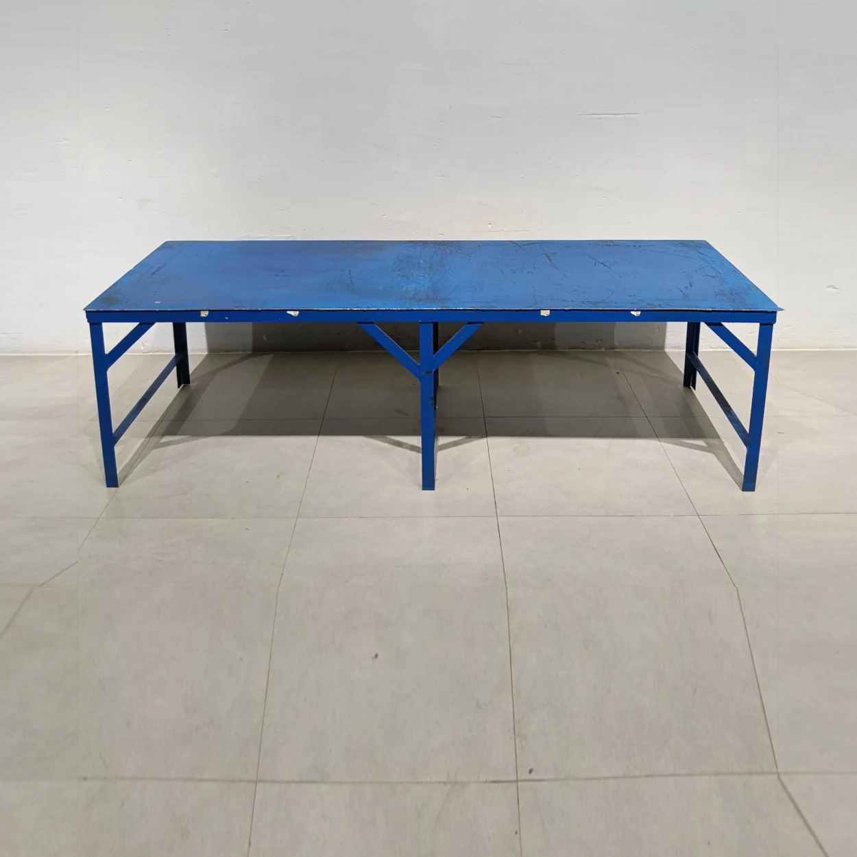 Banc de treball de 210x44x60cm procedent d'una empresa en tancament