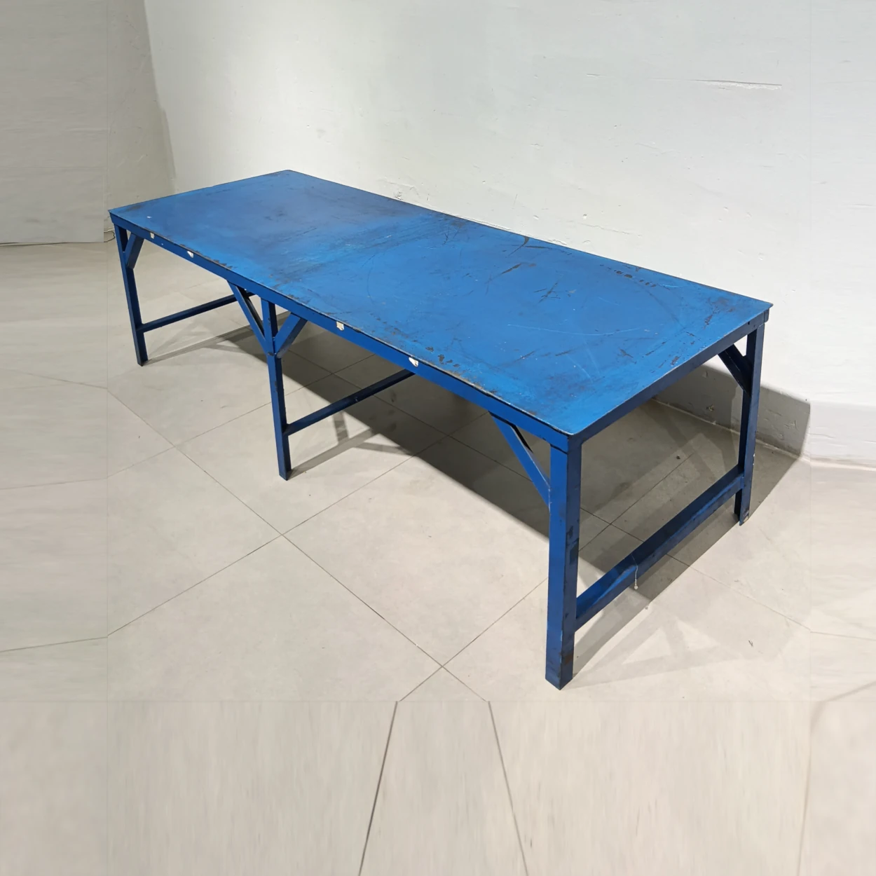 Banc de treball de 210x44x60cm procedent d'una empresa en tancament