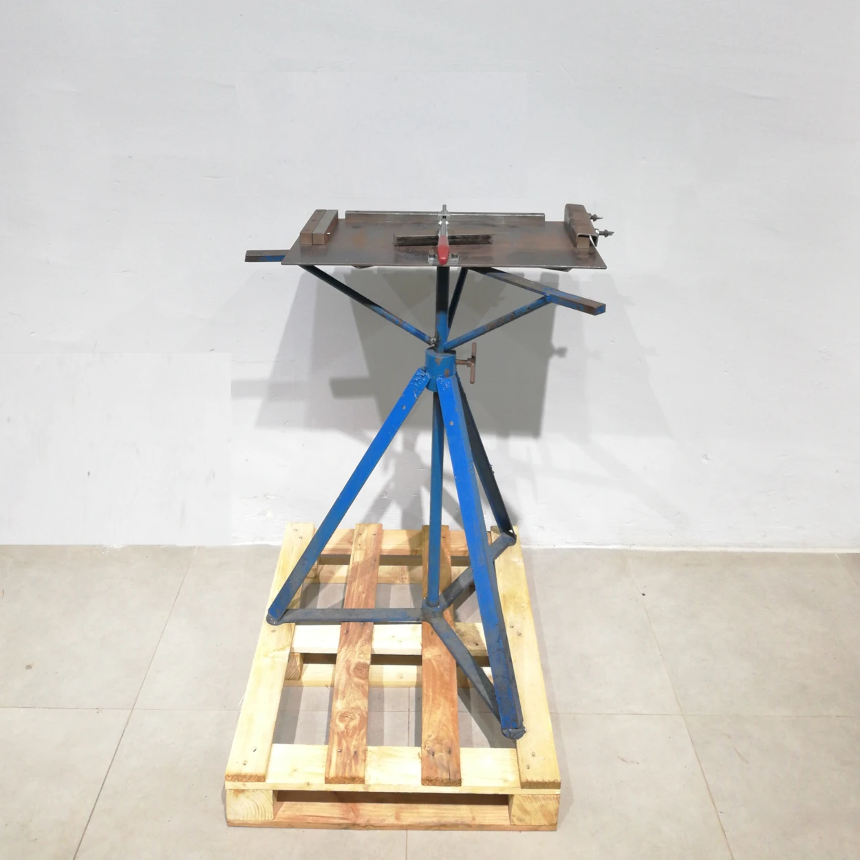 Banc de treball 74x54x96cm de procedent d'una empresa en tancament
