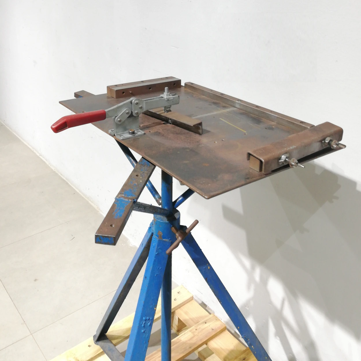 Banc de treball 74x54x96cm de procedent d'una empresa en tancament