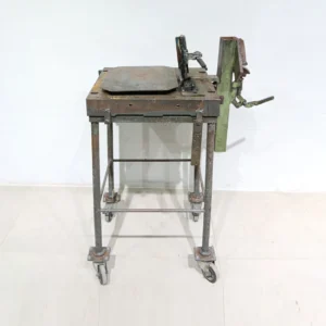 Banc de treball amb rodes de 90x50x119cm procedent d'una empresa en tancament