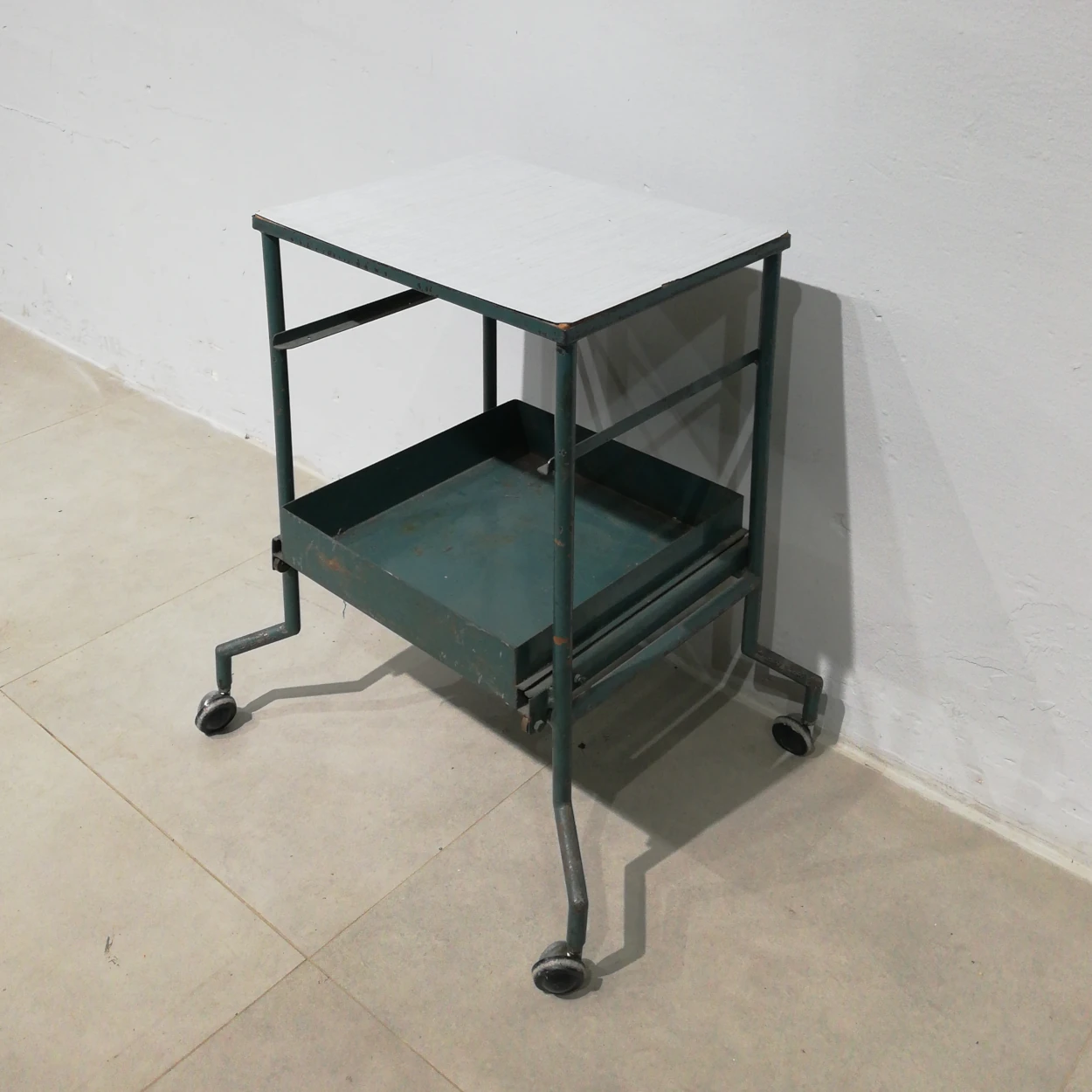 Carro auxiliar de 56x44x65cm d'estructura de xapa d'acer i tauler de melamina