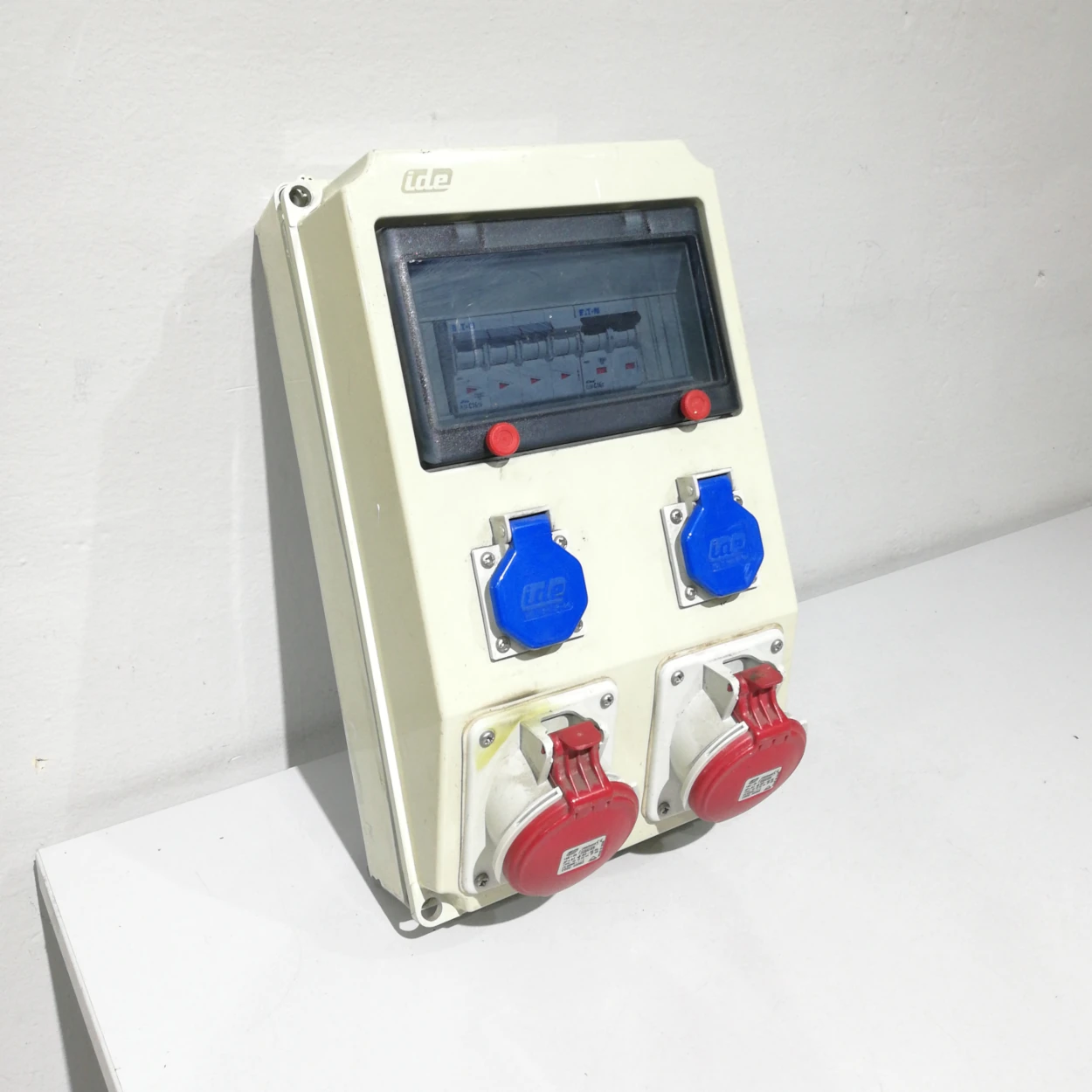 Quadre elèctric IDE IP-44 procedent d'una empresa en tancament