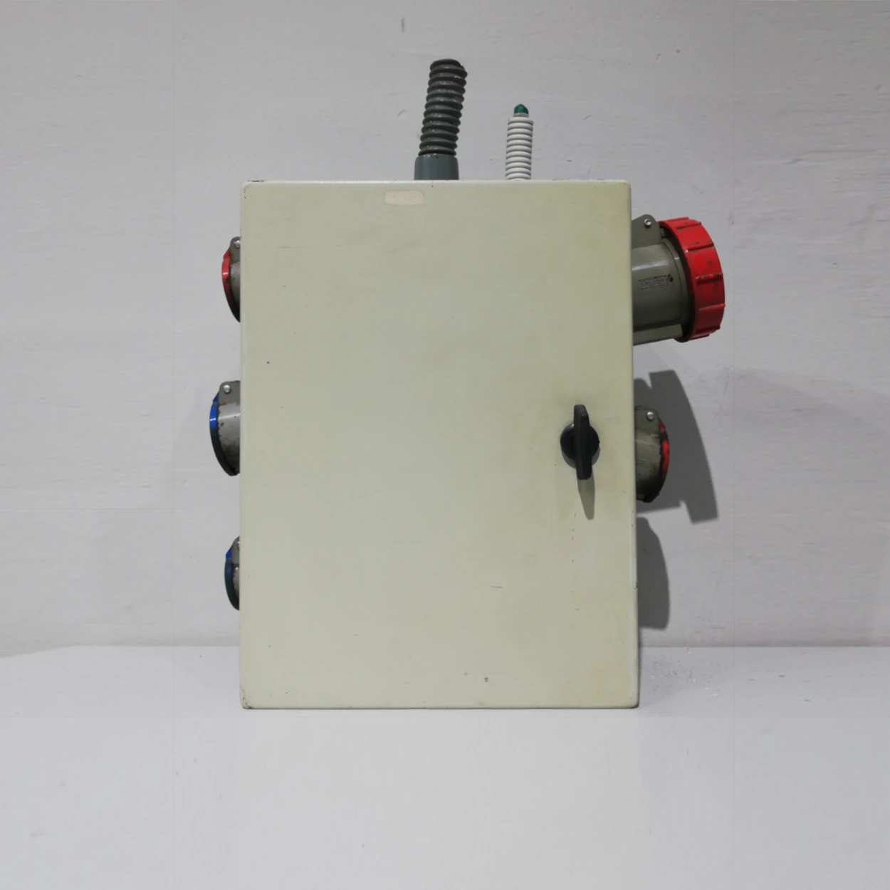 Quadre elèctric 45x20x40cm procedent d'una empresa en tancament