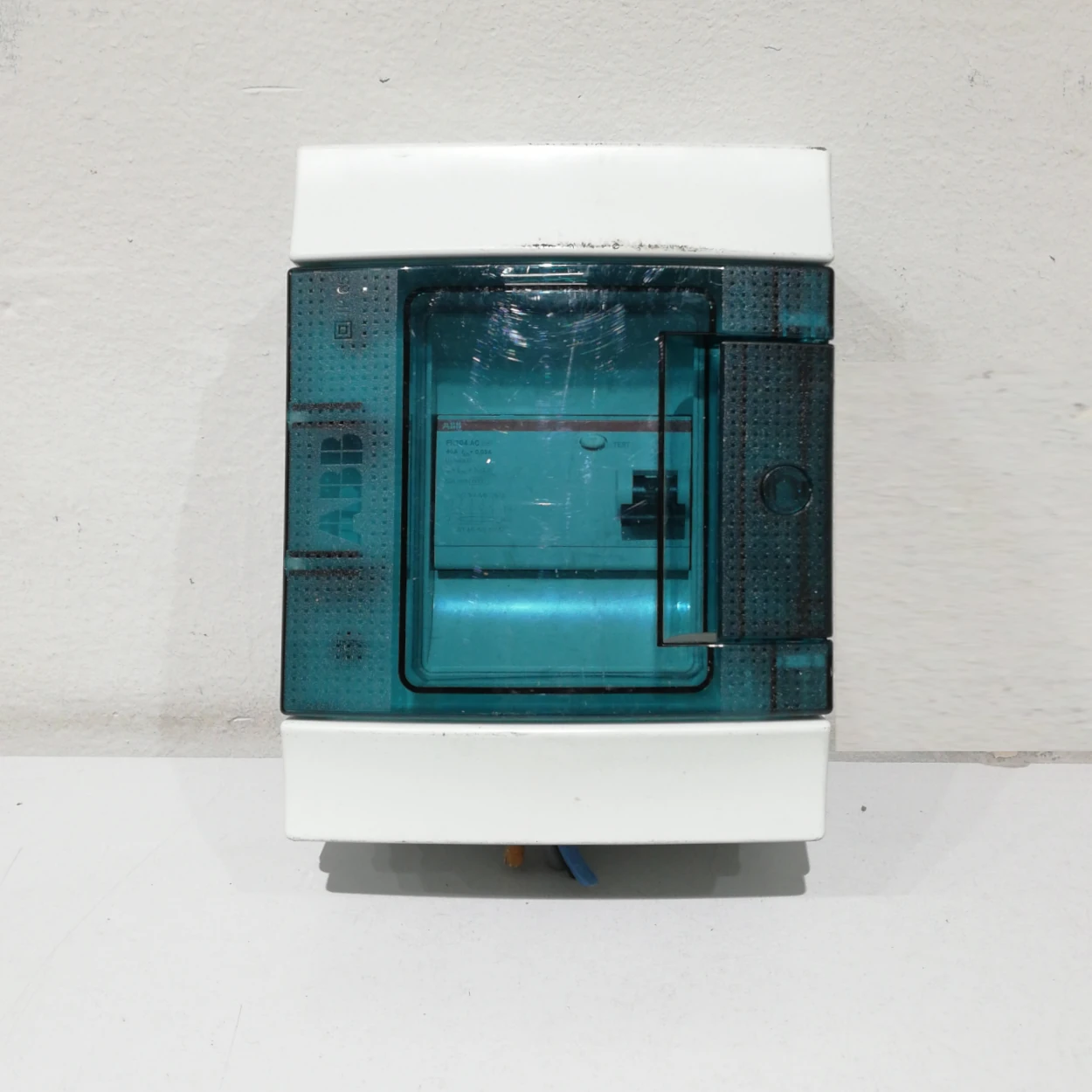 Quadre elèctric superfície ABB 20x10x15cm procedent d'una empresa en tancament