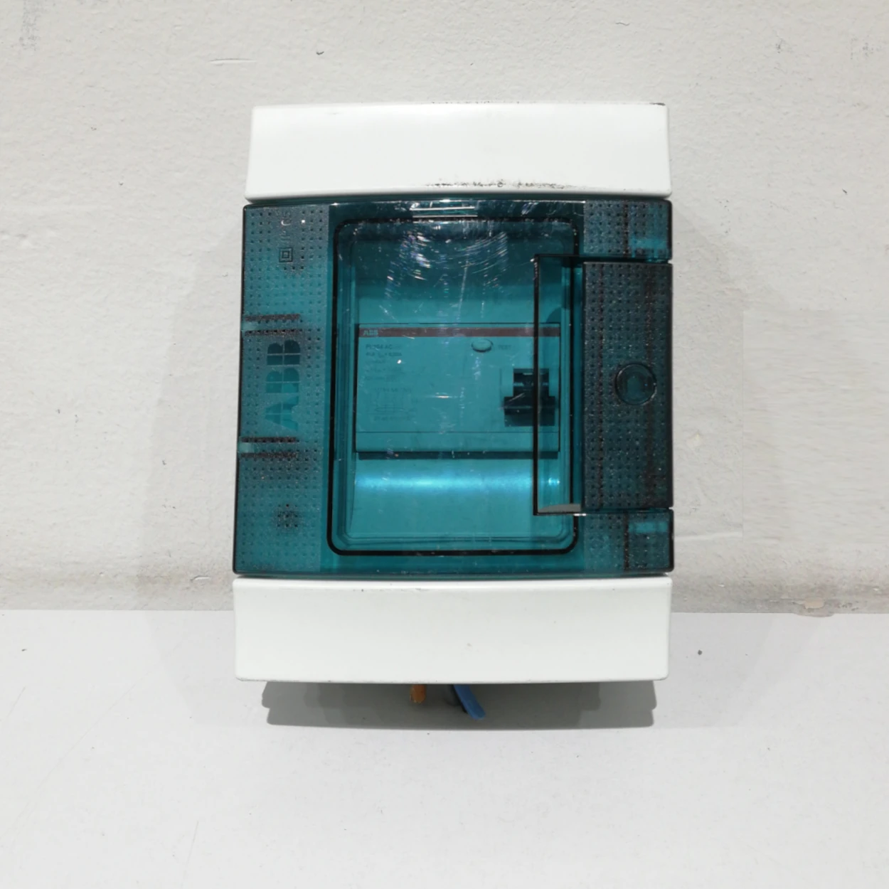 Quadre elèctric superfície ABB 20x10x15cm procedent d'una empresa en tancament