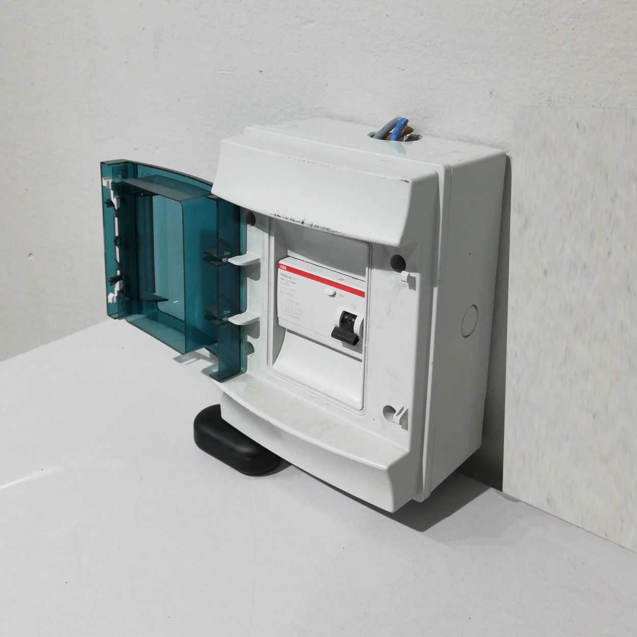 Quadre elèctric superfície ABB 20x10x15cm procedent d'una empresa en tancament