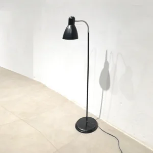 Lampada de peu QUO color negre de segona mà en bon estat