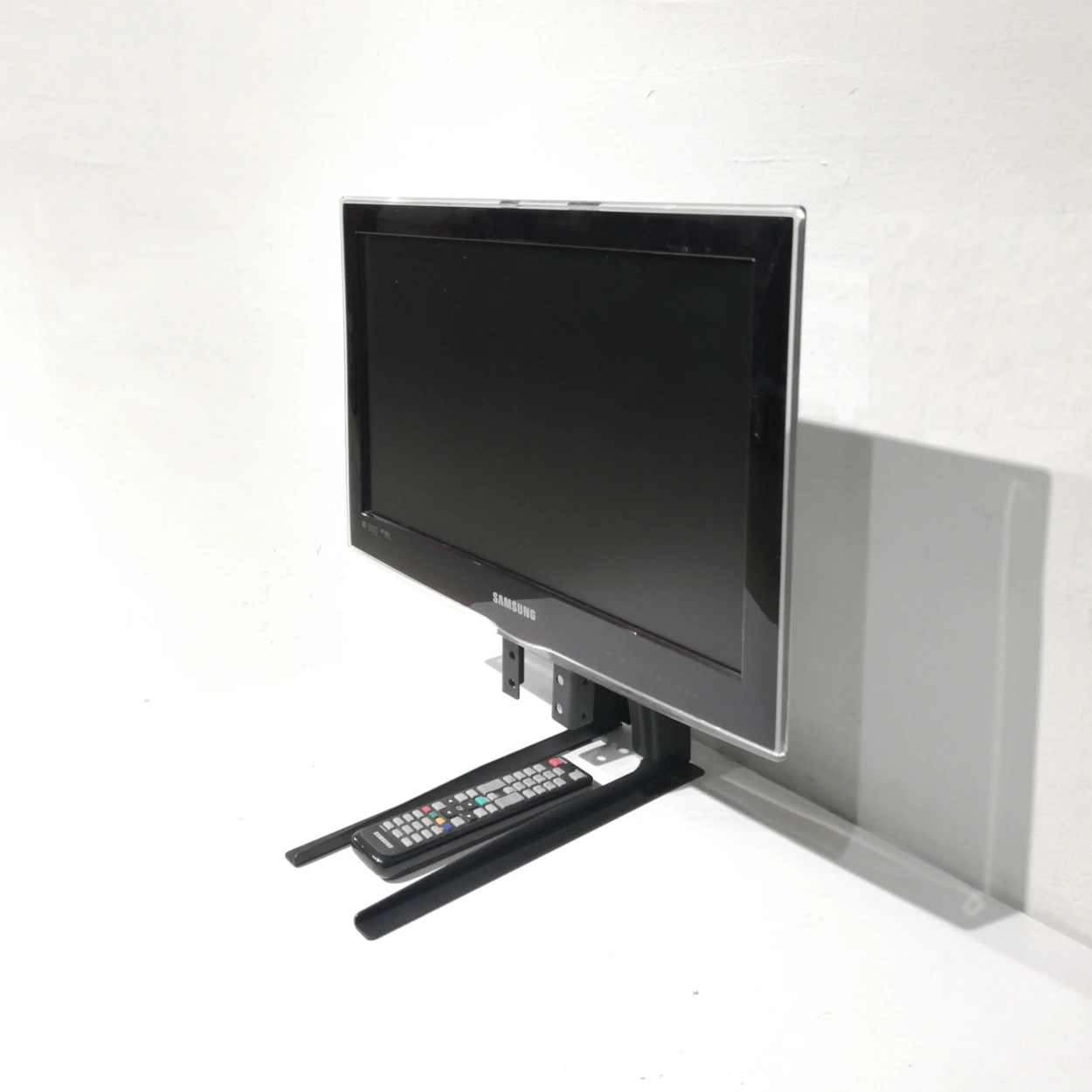 Tv SAMSUNG UE22C4000PW LED de 22 polzades amb 2 ports HDMI, 1 port USB i comadament